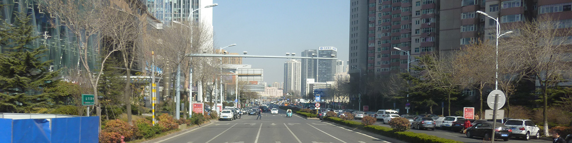 青島のビジネス街。中国の都市部の道路はどこも広く国土の広さを実感させてくれる