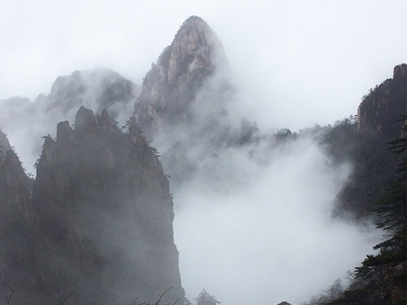 「かつて仙人が住む「仙境」と呼ばれた黄山。一瞬、雲が晴れた！」